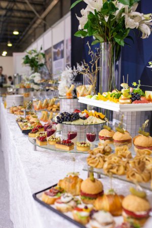Foto de Catering para una elegante celebración de cumpleaños en un hotel de lujo, con comida gourmet y delicias sabrosas para una reunión social - Imagen libre de derechos