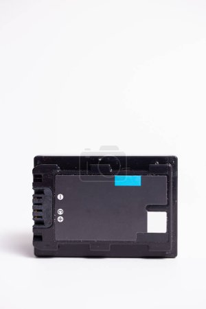Foto de Batería de cámara rectangular negra aislada sobre fondo blanco. La batería es un tipo de iones de litio - Imagen libre de derechos