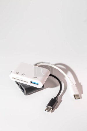 Adaptador de lector de tarjetas USB-C a USB 3.0 y SDMicroSD. Conecte los dispositivos a la computadora. Conecte fácilmente dispositivos USB, tarjetas SD y tarjetas microSD a computadoras portátiles, tabletas o teléfonos inteligentes. Pequeño y ligero.