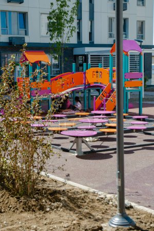 Foto de Un vibrante parque infantil con coloridos equipos para niños, creando un ambiente divertido y seguro para que las familias disfruten juntas. - Imagen libre de derechos