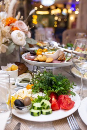 Eine Auswahl köstlicher Speisen auf einem Tisch, darunter Gemüse, Käse, Gebäck und andere Leckereien.