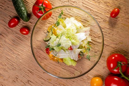 Köstlicher Salat mit Bio-Gemüse, Kirschtomaten, Gurken, Salat, Kohl und Gemüse. Konzept für gesunde Ernährung