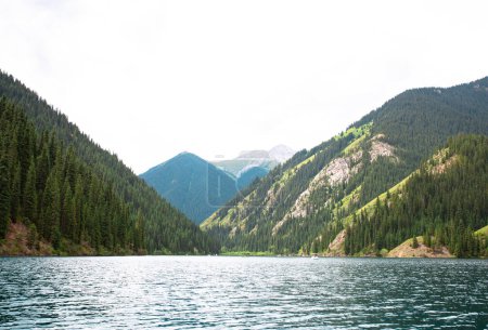 Unberührter Bergsee, verstecktes Juwel in der Natur. Perfekt für Outdoor-Enthusiasten Fotografen. Erkunden Sie hoch aufragende Kiefern, ruhiges Wasser.