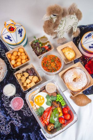 Auténtica cocina uzbeka bellamente presentada en un entorno tradicional. Perfecto para un blog de comida o artículo de viaje.