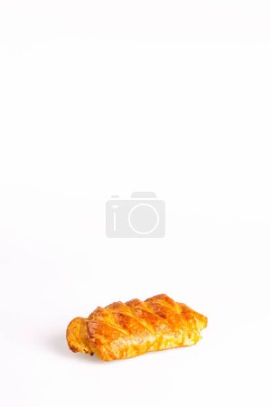 Köstlicher gebackener Blätterteig mit knuspriger goldener Kruste, perfekt zum Frühstück, Mittagessen oder als Snack. Isoliert auf weißem Hintergrund.