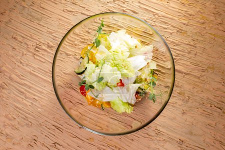 Köstlicher Salat mit Bio-Gemüse, Kirschtomaten, Gurken, Salat, Kohl und Gemüse. Konzept für gesunde Ernährung
