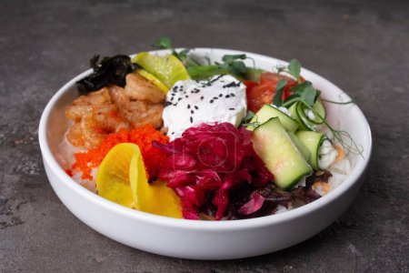 Eine köstliche und gesunde Reisschale mit Meeresfrüchten gefüllt mit frischem Gemüse, Ei und leckerem Dressing. Perfekt für eine schnelle und einfache Mahlzeit.