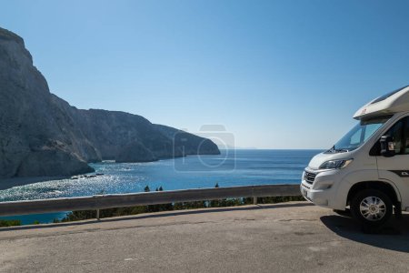 Foto de Isla Lefkada. Grecia: 10.21.2022. Una caravana, autocaravana con una impresionante vista de la playa de Porto Katsiki. - Imagen libre de derechos