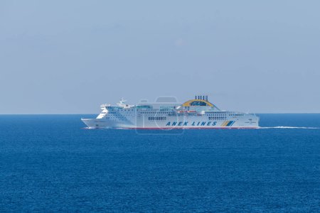 Téléchargez les photos : Île de Lefkada. Grèce - 10.21.2022. Un ferry océanique, un bateau de croisière en haute mer. - en image libre de droit