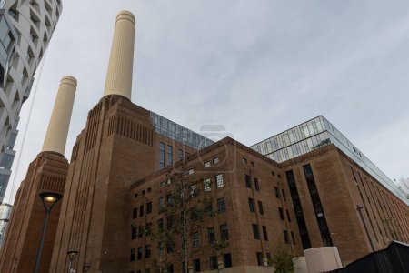 Téléchargez les photos : Londres. Royaume-Uni 11.02.2022. Une vue vers le haut de la centrale électrique de Battersea avec bâtiment moderne de grande hauteur à côté. - en image libre de droit