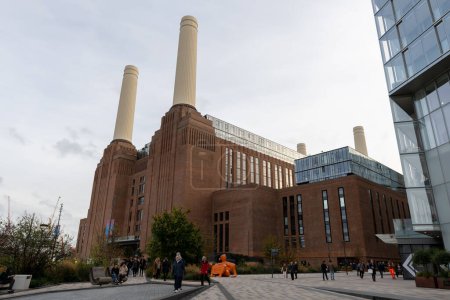 Téléchargez les photos : Londres. Royaume-Uni 11.02.2022. Une vue d'angle latéral de la centrale électrique de Battersea avec des piétons et un visiteur profitant de la zone extérieure. - en image libre de droit