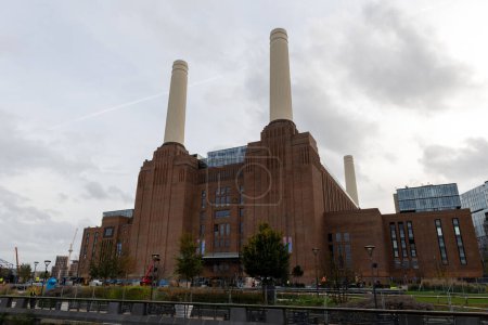 Téléchargez les photos : Londres. Royaume-Uni 11.02.2022. Extérieur de la centrale électrique de Battersea vue de la rivière Thames. - en image libre de droit