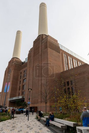 Téléchargez les photos : Londres. Royaume-Uni 11.02.2022. La passerelle menant à l'entrée côté rivière de la centrale électrique de Battersea. - en image libre de droit
