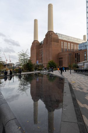 Téléchargez les photos : Londres. Royaume-Uni 11.02.2022. Vue extérieure de la centrale électrique de Battersea avec des reflets dans sa fonction d'eau. - en image libre de droit