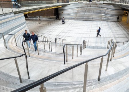 Téléchargez les photos : Londres. Royaume-Uni 11.02.2022. Les escaliers courbés à l'extérieur de la centrale électrique de Battersea qui mènent du sol à l'entrée du sous-sol. - en image libre de droit