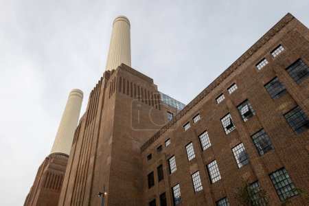 Téléchargez les photos : Londres. Royaume-Uni 11.02.2022. Une vue vers le haut de la centrale électrique de Battersea montrant deux de ses quatre cheminées. - en image libre de droit