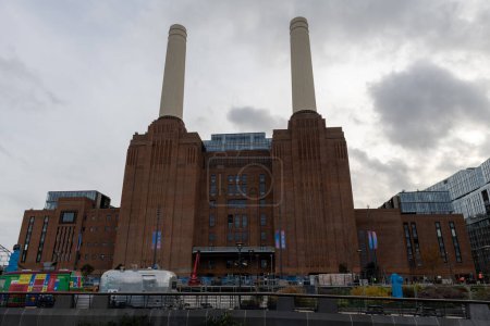Téléchargez les photos : Londres. Royaume-Uni 11.02.2022. Une vue frontale complète de la façade de la centrale de Battersea. - en image libre de droit