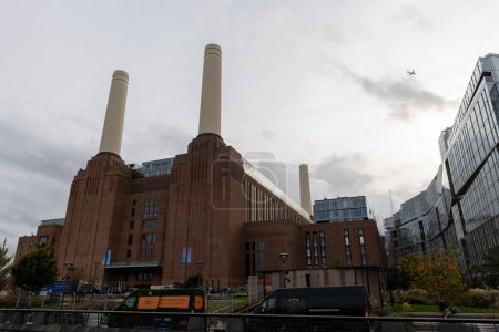 Téléchargez les photos : Londres. Royaume-Uni 11.02.2022. Extérieur de la centrale électrique de Battersea vue de la rivière Thames. - en image libre de droit
