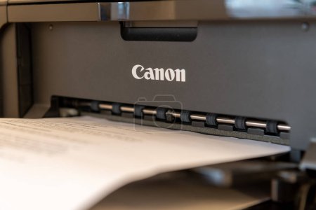 Foto de Londres. Reino Unido 12.07.2022. Primer plano de una impresora de inyección de tinta Canon con el nombre de la empresa, marca registrada en el producto. - Imagen libre de derechos