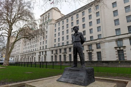 Téléchargez les photos : London. UK- 01.08.2023. A street view of the Ministry of Defence building in Whitehall. - en image libre de droit