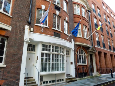 Téléchargez les photos : London. UK- 01.08.2023. A street view of the Embassy of the Republic of Slovenia in Westminster. - en image libre de droit
