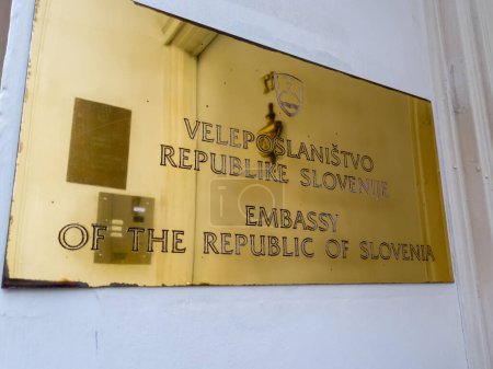 Téléchargez les photos : London. UK- 01.08.2023. The name sign by the entrance of the Embassy of the Republic of Slovenia situated in Westminster. - en image libre de droit