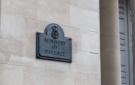 Téléchargez les photos : London. UK- 01.08.2023. The name plate by the entrance to the Ministry of Defence building in Whitehall, Westminster. - en image libre de droit