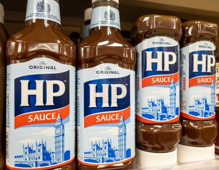 Foto de London. UK- 01.27.2023. Bottles of HP Sauce on display on the shelf of a grocery store. - Imagen libre de derechos