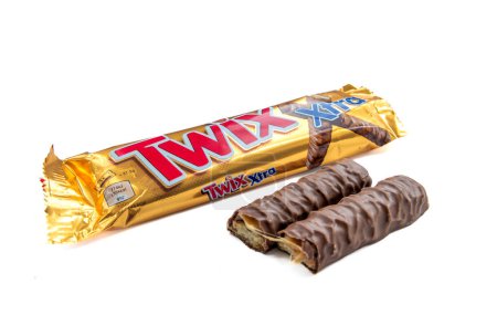 Foto de London. UK-02.12.2023. A packet of Twix chocolate bar with the chocolate in halves outside the packet isolated in white. - Imagen libre de derechos