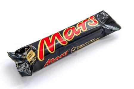 Foto de Londres. UK-02.12.2023. Un paquete de chocolate Mars aislado en blanco. - Imagen libre de derechos