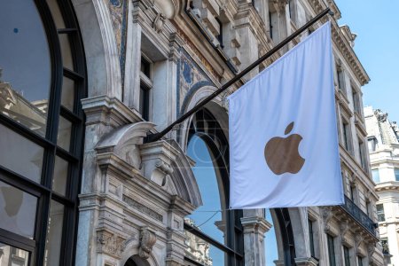 Foto de Londres. Reino Unido - 04.09.2023. El logotipo de Apple en una bandera en la fachada de su tienda Regent Street. - Imagen libre de derechos