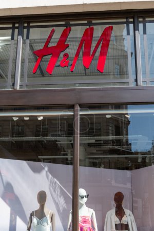 Foto de Londres. Reino Unido - 04.09.2023. El signo de nombre de la tienda minorista H y M en Oxford Street. Una marca multinacional sueca de ropa. - Imagen libre de derechos