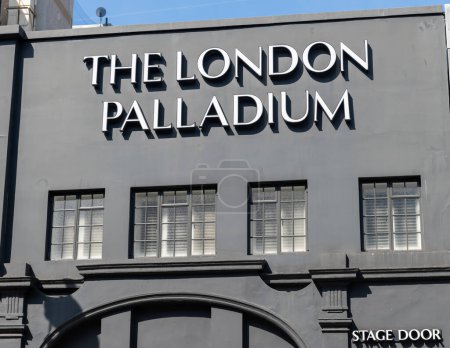 Foto de Londres. Reino Unido 04.09.2023.El cartel del nombre y la fachada del teatro The London Palladium. - Imagen libre de derechos