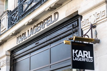 Foto de Londres. Reino Unido - 04.09.2023. El signo del nombre de la sucursal de la tienda Karl Lagerfield en Regent Street. - Imagen libre de derechos