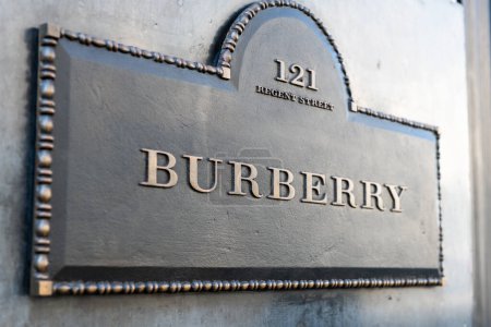 Téléchargez les photos : Londres. Royaume-Uni 04.09.2023. La plaque signalétique du célèbre détaillant de mode de luxe Burberry sur la façade de leur magasin Regent Street. - en image libre de droit
