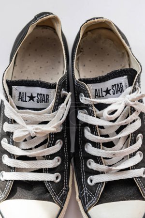 Téléchargez les photos : Londres. Royaume-Uni 04.09.2023. Une paire de chaussures décontractées All Star montrant le nom de l'entreprise et le logo de l'étoile. - en image libre de droit