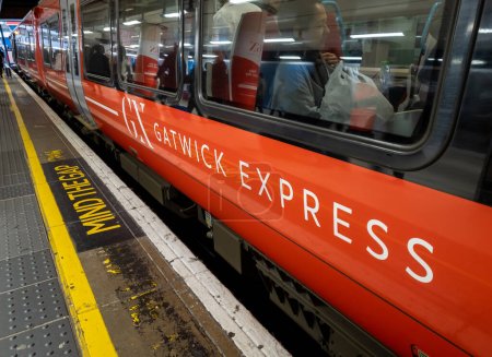 Foto de Londres.UK- 05.13.2023. Un tren Gatwick Express en una plataforma en Londres Victoria estación de tren. - Imagen libre de derechos