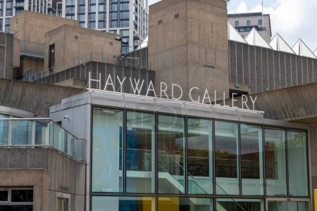Téléchargez les photos : Londres. Royaume-Uni 05.17.2023. Vue extérieure de la Hayward Gallery dans le Southbank Centre. - en image libre de droit