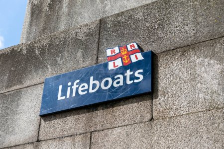 Foto de Londres. Reino Unido: 05.17.2023. El signo del nombre de la Real Institución Nacional de Botes Salvavidas por su estación de botes salvavidas en el río Támesis. - Imagen libre de derechos
