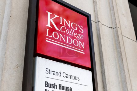 Téléchargez les photos : Londres. Royaume-Uni 05.17.2023. Le panneau de nom sur la façade du King's Collage London Strand Campus. - en image libre de droit