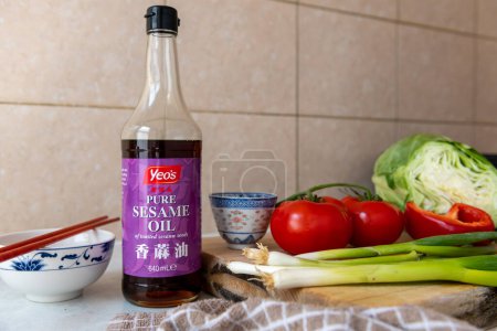 Foto de Londres. Reino Unido: 05.14.2023. Una botella de aceite de sésamo puro de Yeo en una encimera de cocina. - Imagen libre de derechos
