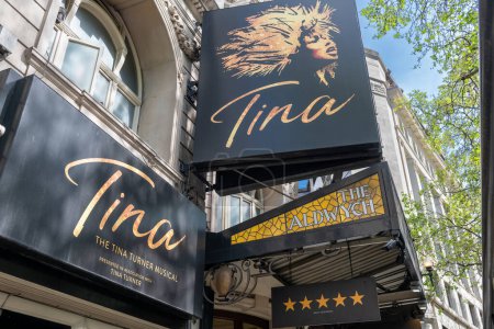 Téléchargez les photos : Londres. Royaume-Uni 05.17.2023. La publicité pour Tina la comédie musicale sur la façade du Théâtre Aldwych. - en image libre de droit