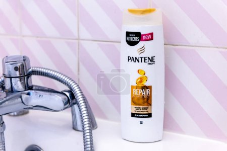 Téléchargez les photos : Londres. UK-05.21.2023. Une bouteille de shampooing Pantene sur une baignoire. - en image libre de droit
