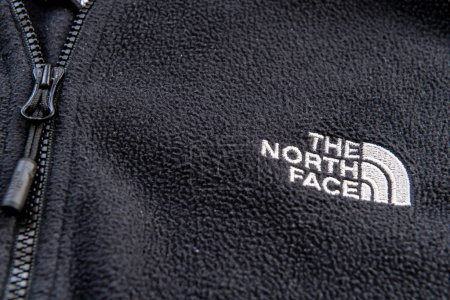 Téléchargez les photos : Londres. UK-05.23.2023. L'étiquette de nom sur une veste de la société américaine de produits récréatifs de plein air The North Face. - en image libre de droit
