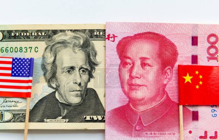 Foto de Un billete de 20 USD y un billete chino de 100 Yuan con banderas nacionales estadounidenses y chinas aisladas en blanco. Financiero internacional, concepto de competencia comercial. - Imagen libre de derechos