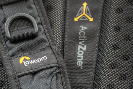 Téléchargez les photos : Londres. Royaume-Uni 08.04.2023. Le sac à dos de la caméra Lowepro montrant l'étiquette de nom, le logo et le système ActiveZone. - en image libre de droit