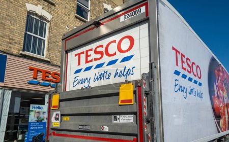 Téléchargez les photos : Londres. Royaume-Uni 08.07.2023. Un camion de livraison Tesco effectuant une livraison à une succursale de Tesco Express. - en image libre de droit