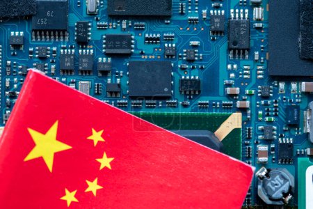 Foto de Un concepto de tecnología china con bandera china en la parte superior de una placa de circuito semi conductor. - Imagen libre de derechos