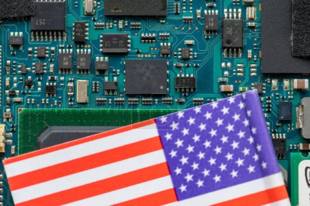 Foto de Un concepto de tecnología estadounidense con una bandera estadounidense encima de una placa de circuito de semiconductores. - Imagen libre de derechos