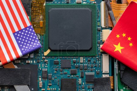 Foto de Un conflicto tecnológico, concepto de competencia con las banderas americanas y chinas encima de una placa de circuito de semiconductores. - Imagen libre de derechos